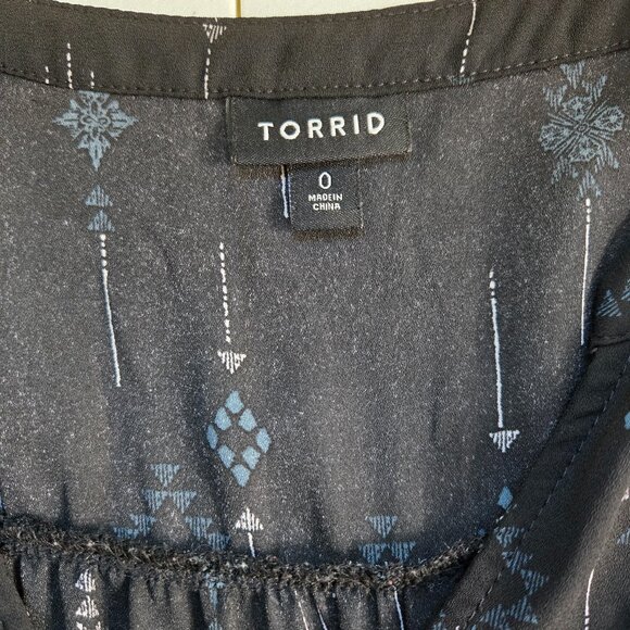 810-47 Torrid Black Geometric Arrow Print V-Neck Top Size 0 (Large 12) - Picture 7 of 10